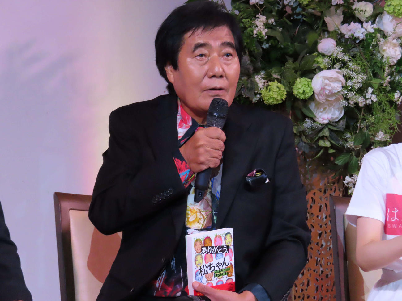トークライブ「第2回　男塾祭」で、著書「ありがとう、松ちゃん～松本人志問題をぶった斬る！」を手に話をする村西とおる氏
