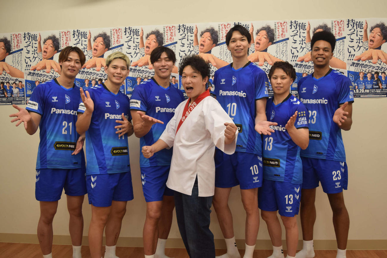 吉本新喜劇に出演した（左から）永露元稀、西田有志、清水邦広、もじゃ吉田、山内晶大、山本智大、エバデダン・ラリー（撮影・阪口孝志）