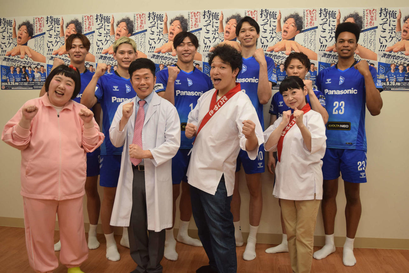 吉本新喜劇に出演した（前列左から）酒井藍、吉田裕、もじゃ吉田、未知やすえ（後列左から）永露元稀、西田有志、清水邦広、山内晶大、山本智大、エバデダン・ラリー（撮影・阪口孝志）