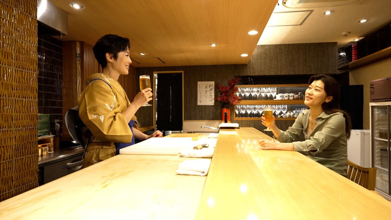 MBSテレビの冠特番「おしゃべり小料理ゆみこ」のゲストのヒコロヒーと乾杯する有働由美子アナ（C）MBS
