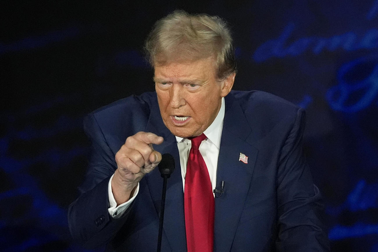 10日、候補者討論会で発言するトランプ前大統領（AP＝共同）