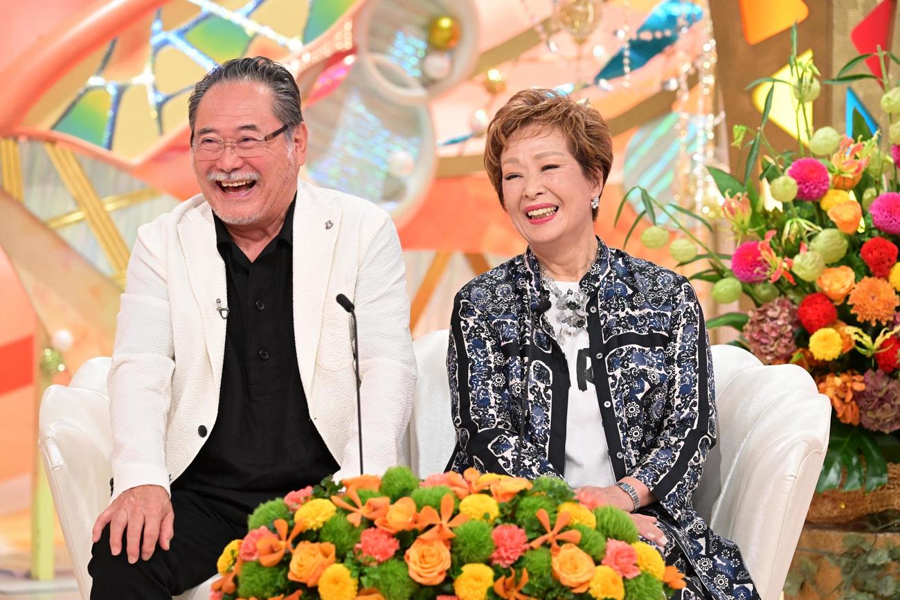 「新婚さんいらっしゃい！」に出演した前田吟（左）箱崎幸子夫妻