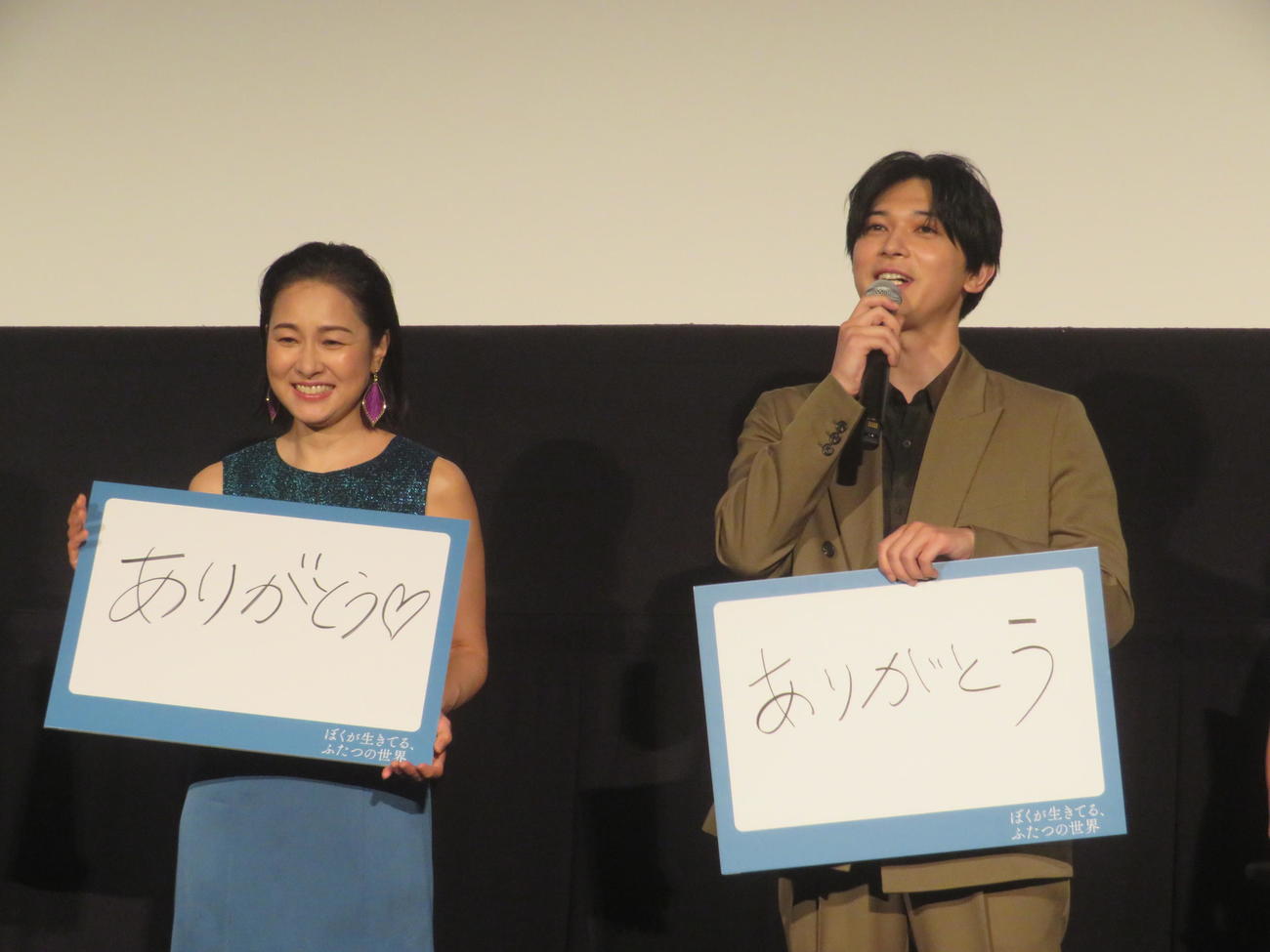 フリップトークで母親役の忍足亜希子（左）と一致する吉沢亮