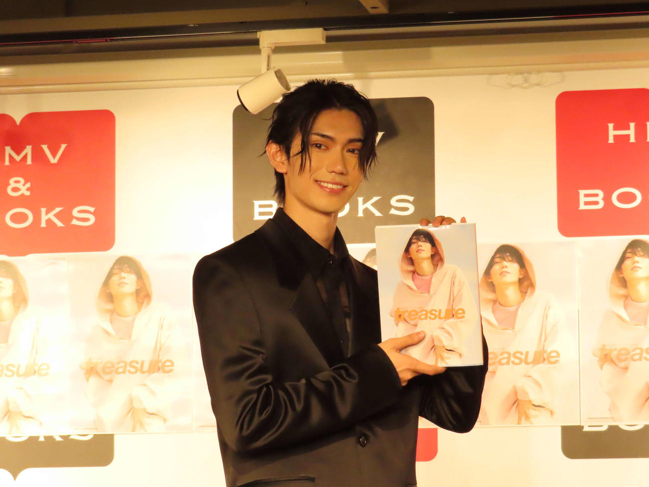 「樋口幸平ファースト写真集　treasure－宝物－」発売記念イベントで、写真集を手に笑顔を見せる樋口幸平