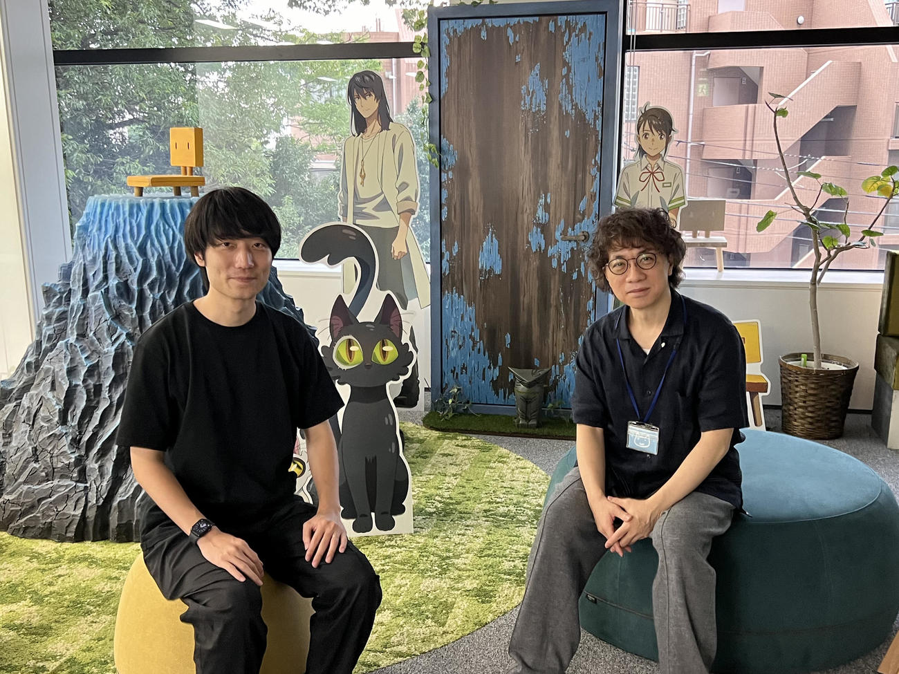 実写映画「秒速5センチメートル」で監督を務める奥山由之氏（左）。右は原作の新海誠監督