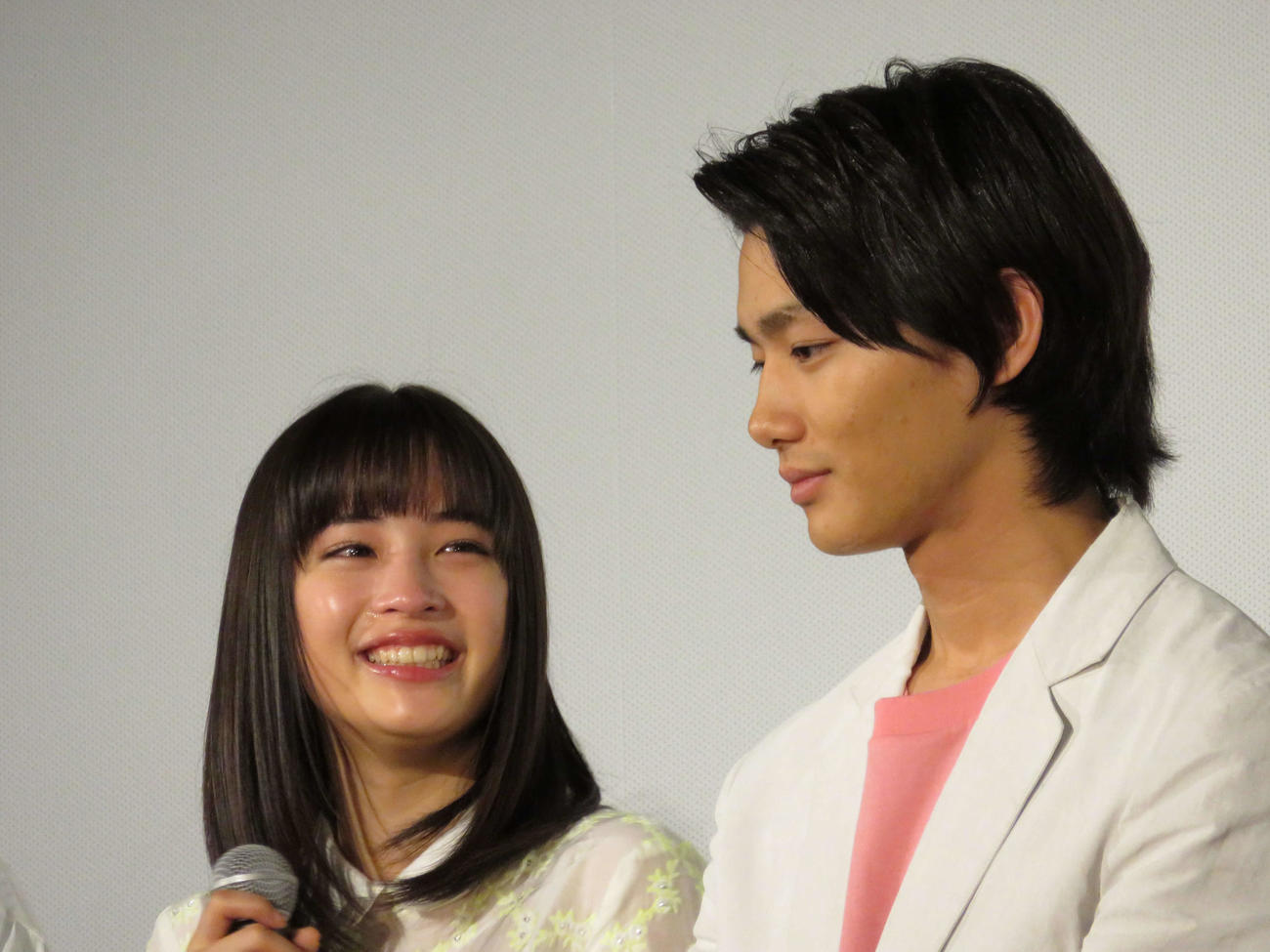 映画「ちはやふる　下の句」初日舞台あいさつで続編製作のサプライズ発表に涙ぐむ広瀬すず（左）と共演の野村周平（2016年撮影）