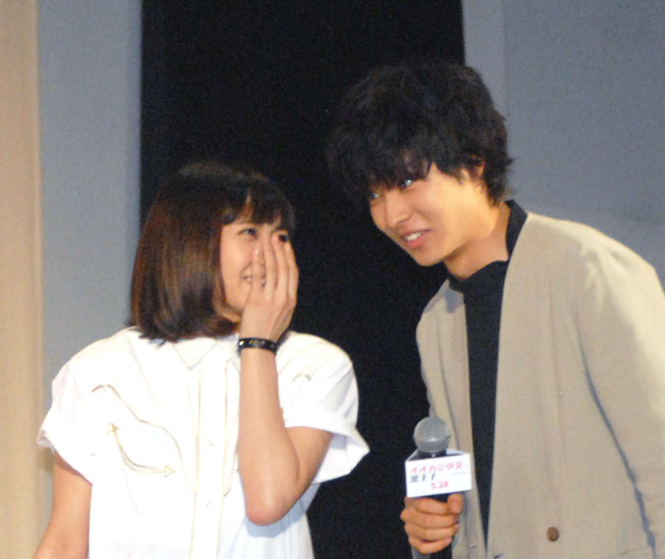 二階堂ふみ（左）と山崎賢人（2016年撮影）