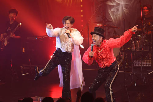 新浜レオン、地元千葉でツアー初日公演　木梨憲武と熱いデュエット　母校ダンス部とコラボも