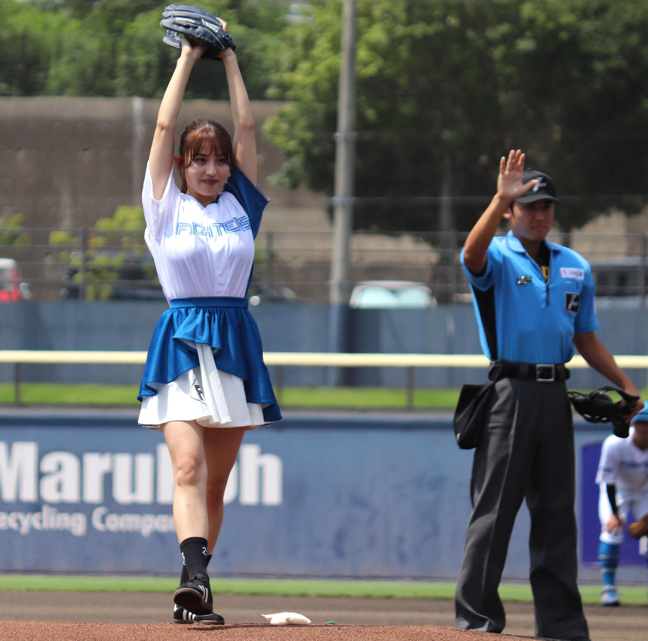 イースタン・リーグ：日本ハム対ロッテ　始球式を行うグラビアアイドルの花咲楓香（24年7月撮影）