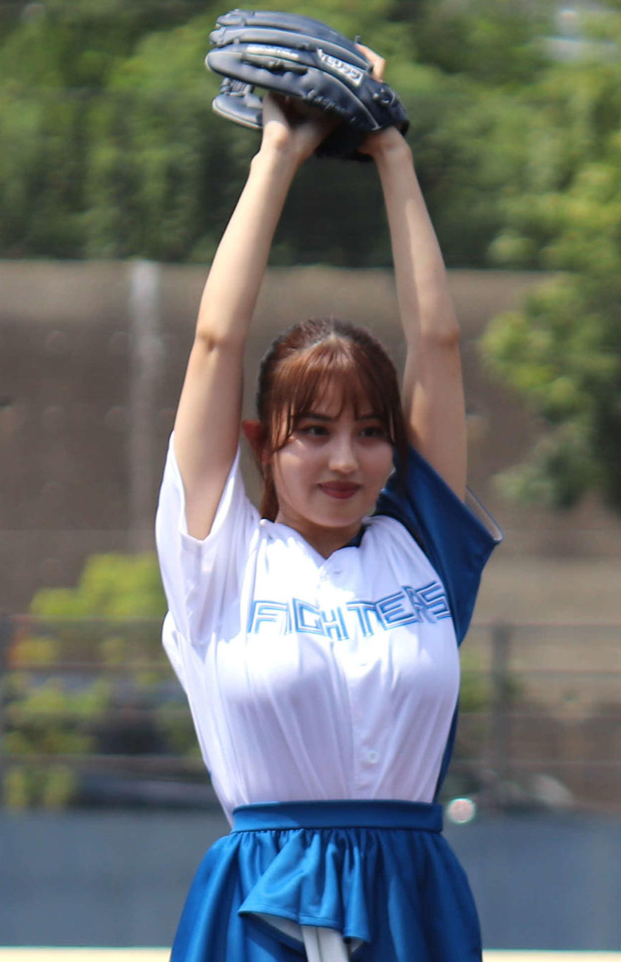 イースタン・リーグ：日本ハム対ロッテ　始球式を行うグラビアアイドルの花咲楓香（24年7月撮影）