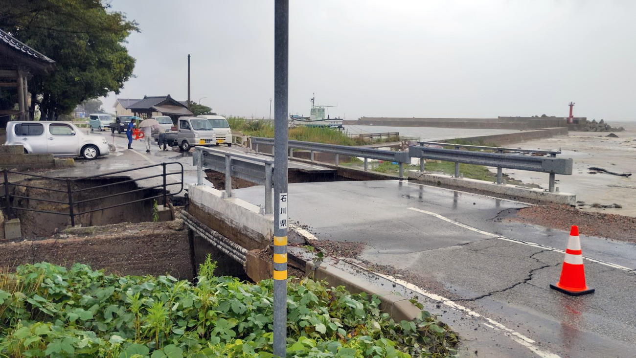 大雨の影響で陥没した石川・珠洲市の道路や歩道（出村正幸さん提供）