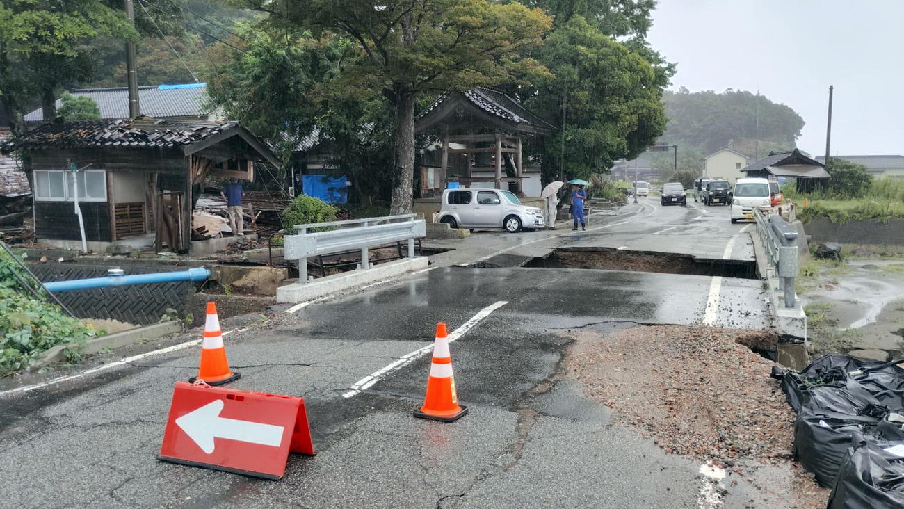 大雨の影響で大きく陥没した石川・珠洲市の道路や歩道。家屋の一部倒壊も（出村正幸さん提供）
