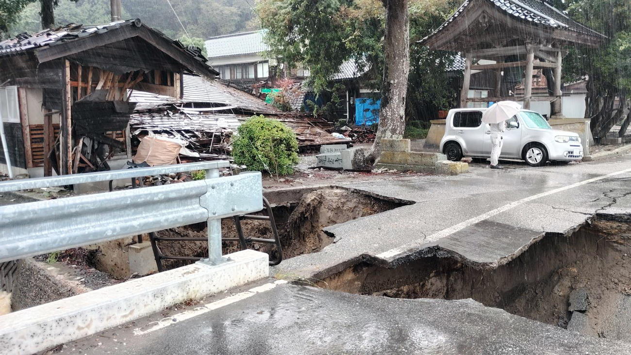 大雨の影響で激しく陥没した石川・珠洲市の道路や歩道や倒壊の家屋（出村正幸さん提供）