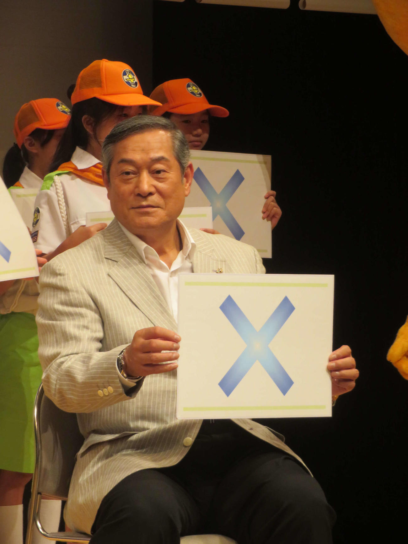 交通ルール○×クイズに挑戦する松平健