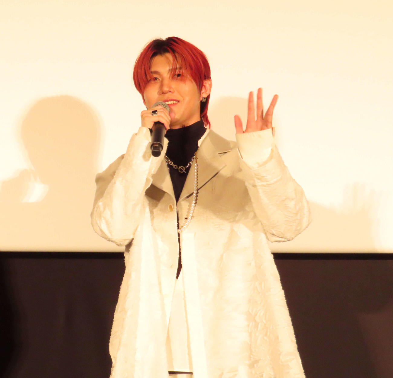 映画「Mrs.GREEN APPLE／／The White Lounge in CINEMA」大ヒット御礼舞台あいさつに出席したMrs.GREEN APPLE若井滉斗