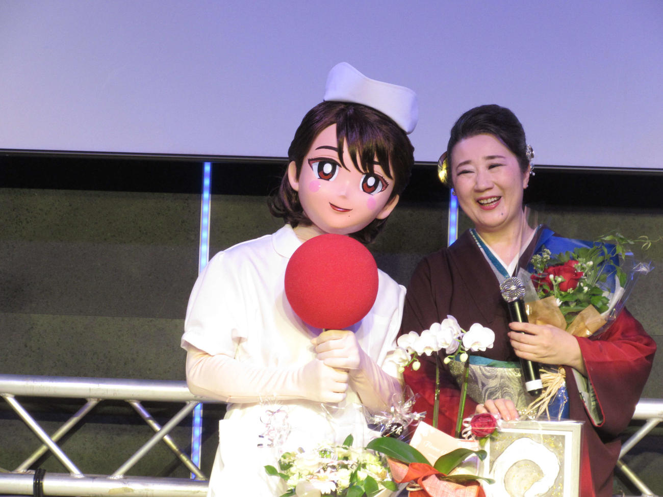 看護師でもある自身のキャラクターと誕生日を祝う入山アキ子（右）＝22日、東京・銀座のパパセラリゾーツ銀座店