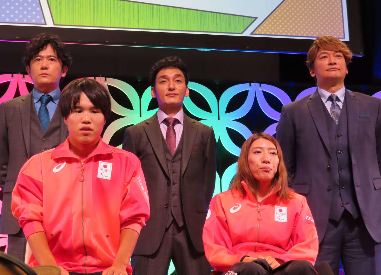 「TOKYO　パラスポーツ　FORWARD」に出席した、前列左から倉橋香衣選手、平林太一選手、後列左から稲垣吾郎、草なぎ剛、香取慎吾