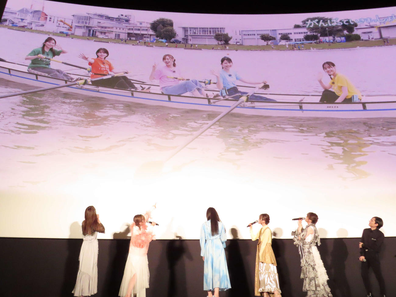 映画「がんばっていきまっしょい」完成披露上映会で、ボート体験をした際の写真を眺める出演者