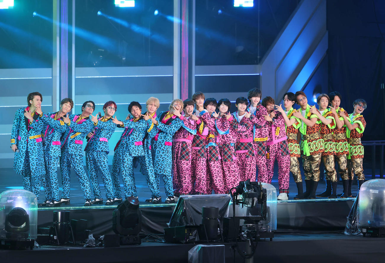 ライブを盛り上げるKAMIGATABOYZ（撮影・上山淳一）