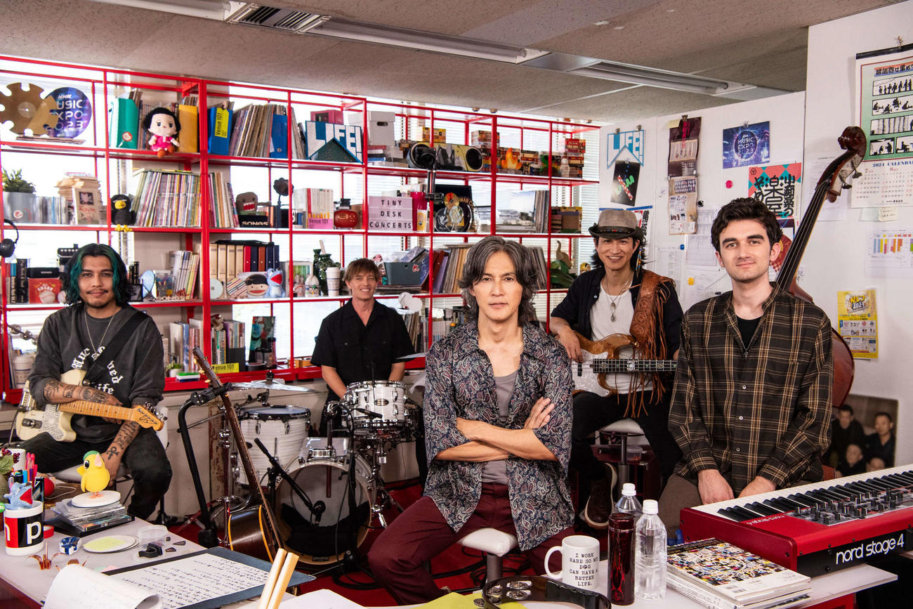 NHK総合テレビ「tiny desk concerts JAPAN」の初回放送に出演するB’z稲葉浩志（左から3人目）とバンドメンバー