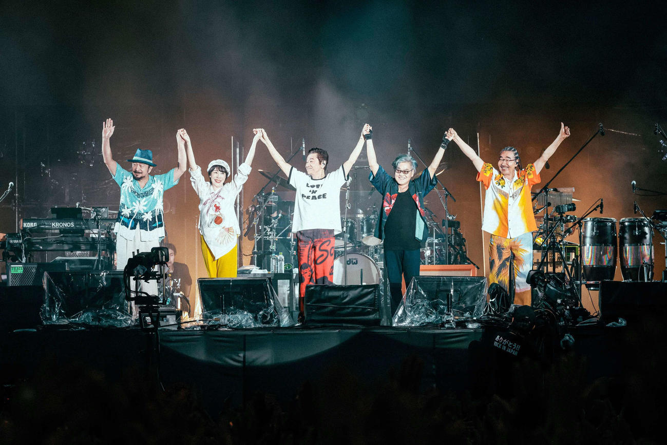 「ROCK IN JAPAN 2024 in HITACHINAKA」で手をつないで歓声に応えるサザンオールスターズ