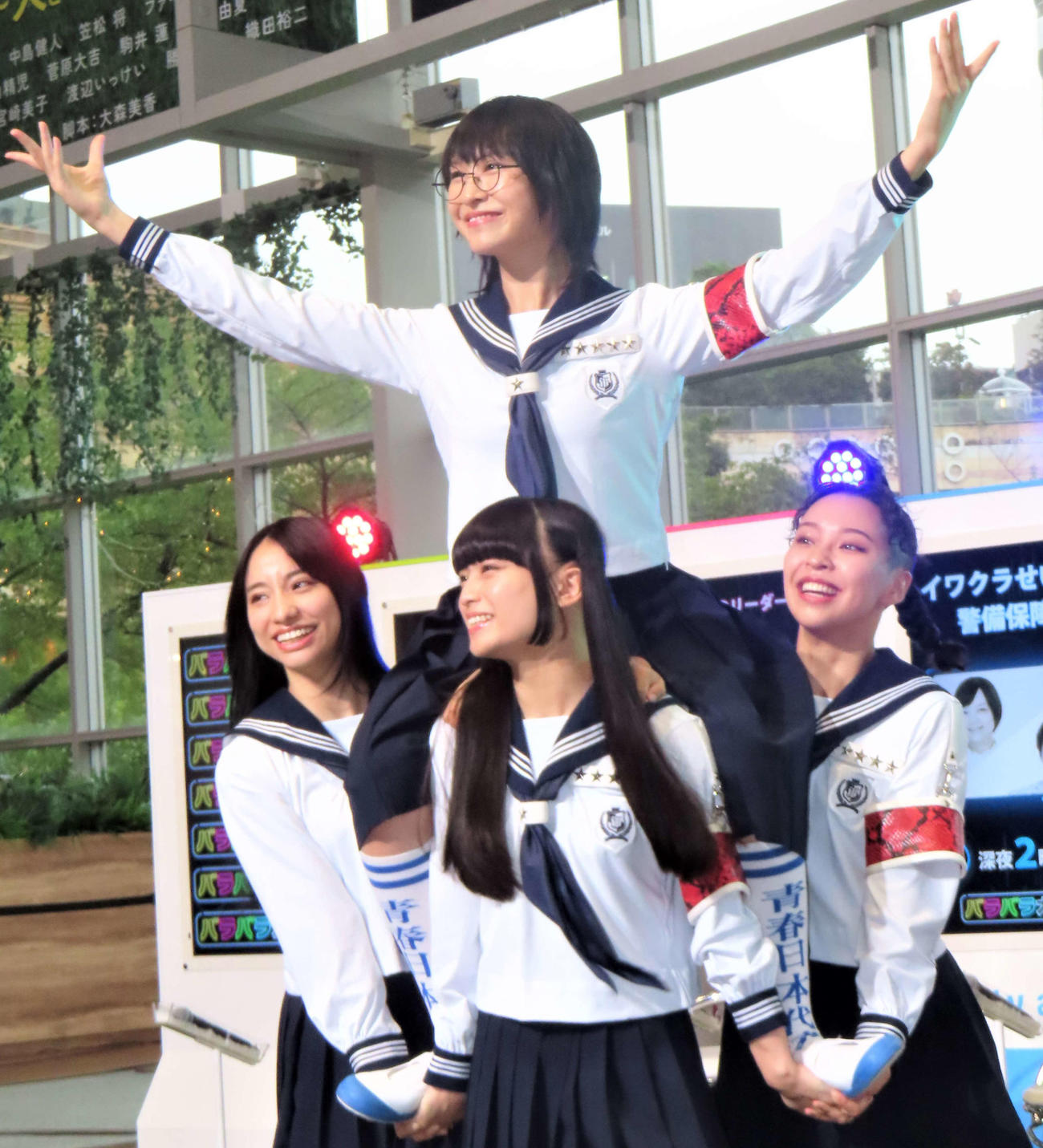 新しい学校のリーダーズ。左下から時計回りにKANON、SUZUKA、RIN、MIZYU（2023年9月撮影）