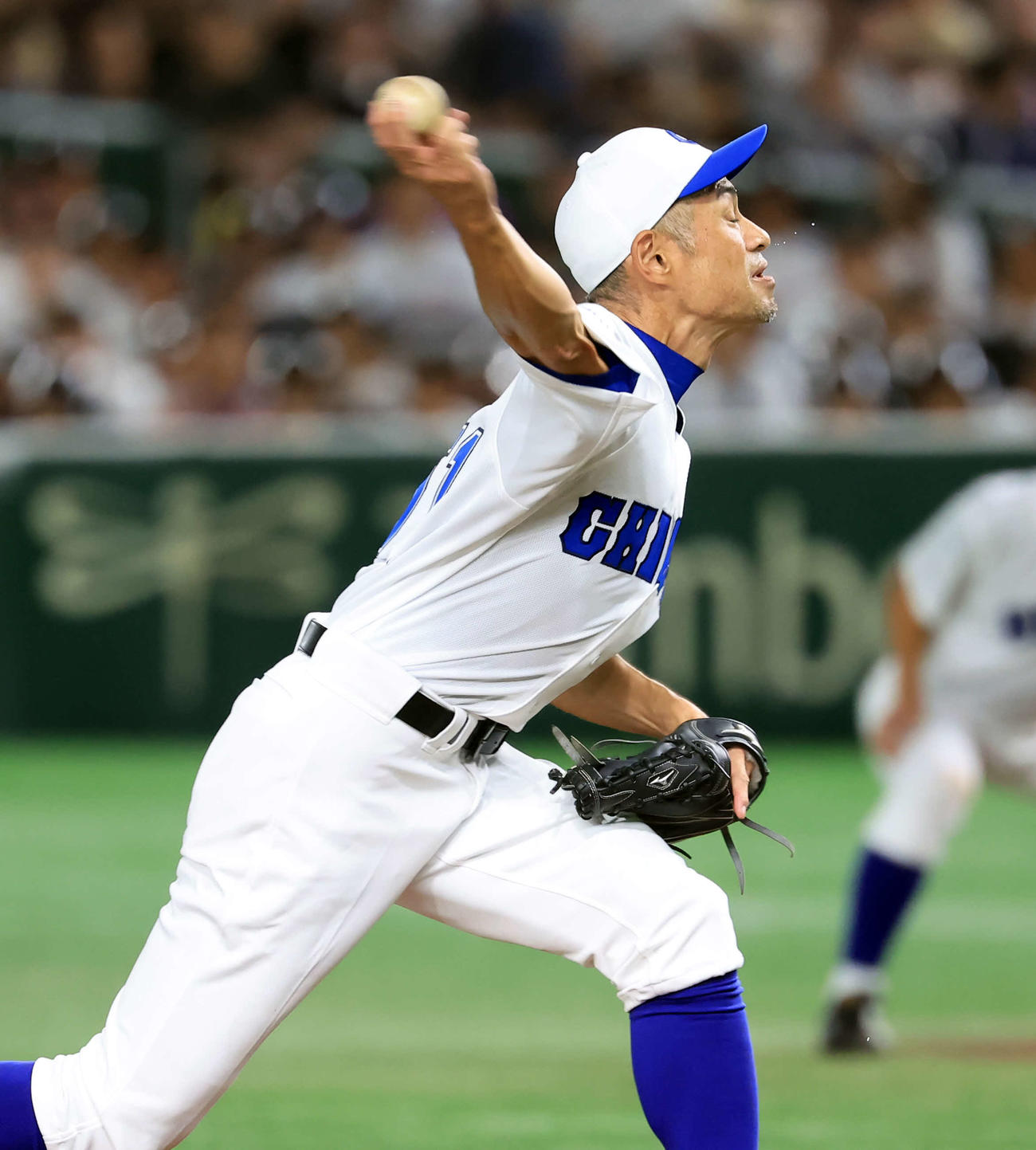 高校野球女子選抜対イチロー選抜　力投するイチロー選抜先発のイチロー氏（撮影・浅見桂子）