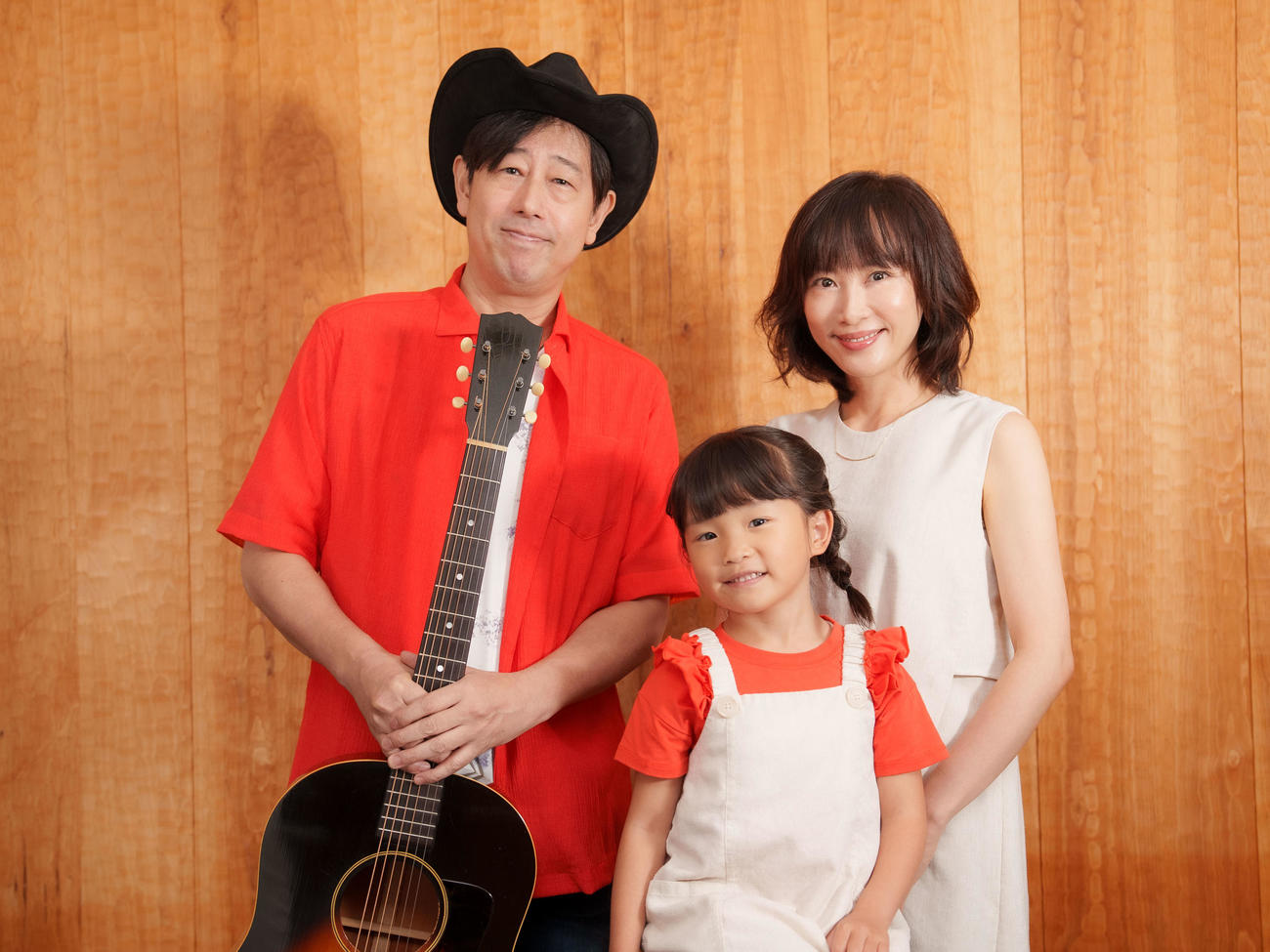 絵本「もうじきたべられるぼく」にテーマソングができた。左から、かっきー、村方乃々佳、山口もえ