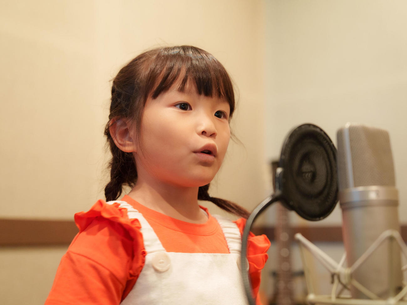 絵本「もうじきたべられるぼく」にテーマソングを歌う村方乃々佳