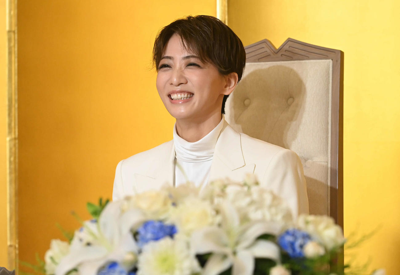 退団会見で、笑みも浮かべて思い出を語る星組トップ礼真琴（撮影・石井愛子）