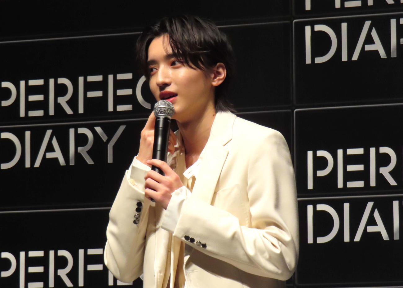 「パーフェクトダイアリー」商品発表会に登壇したなにわ男子道枝駿佑