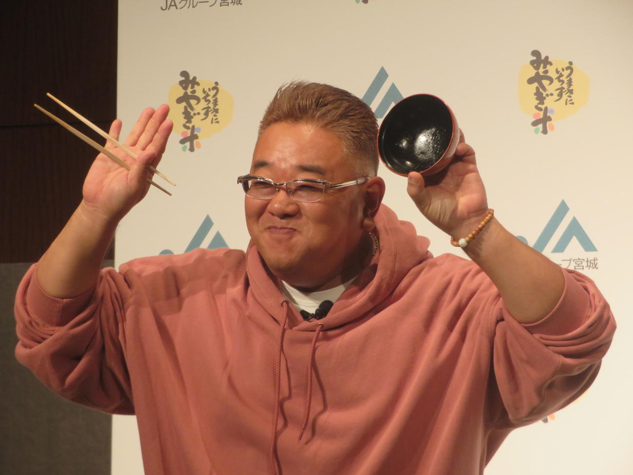 宮城米の試食で完食をアピールするサンドウィッチマン伊達みきお
