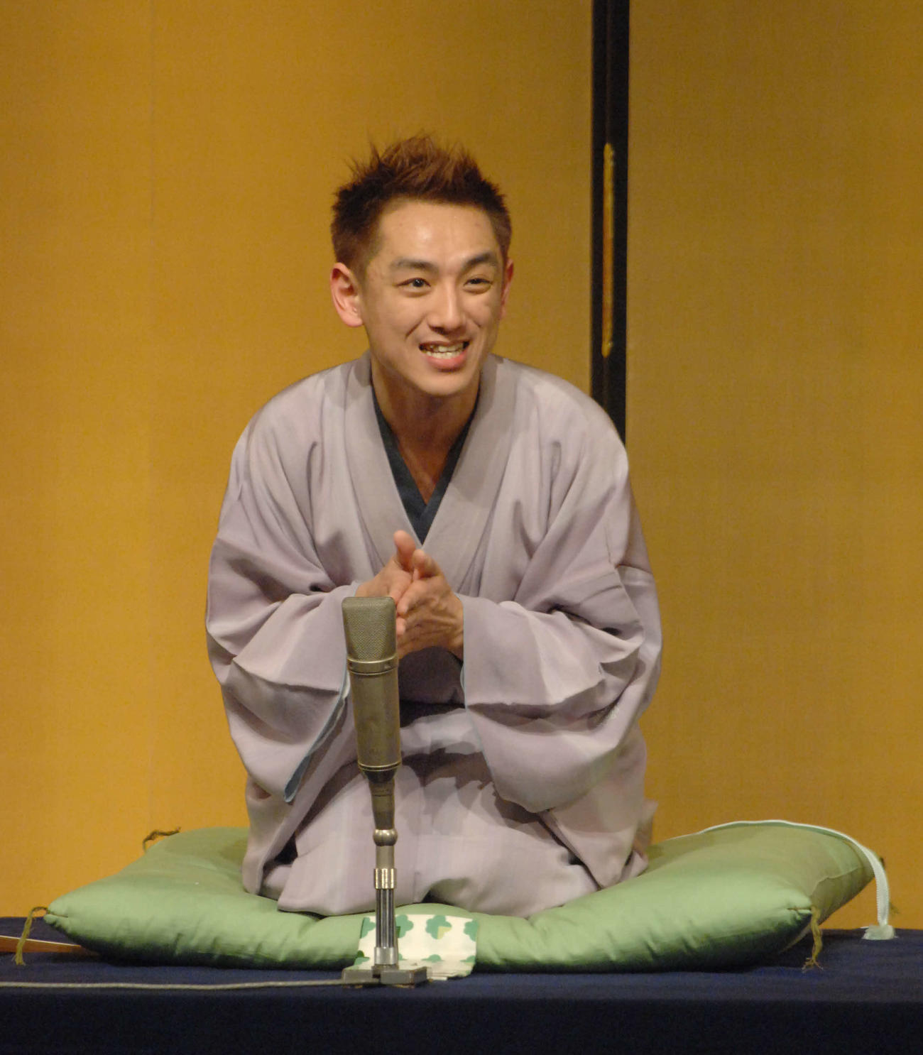 08年12月、高座に上がる三遊亭王楽