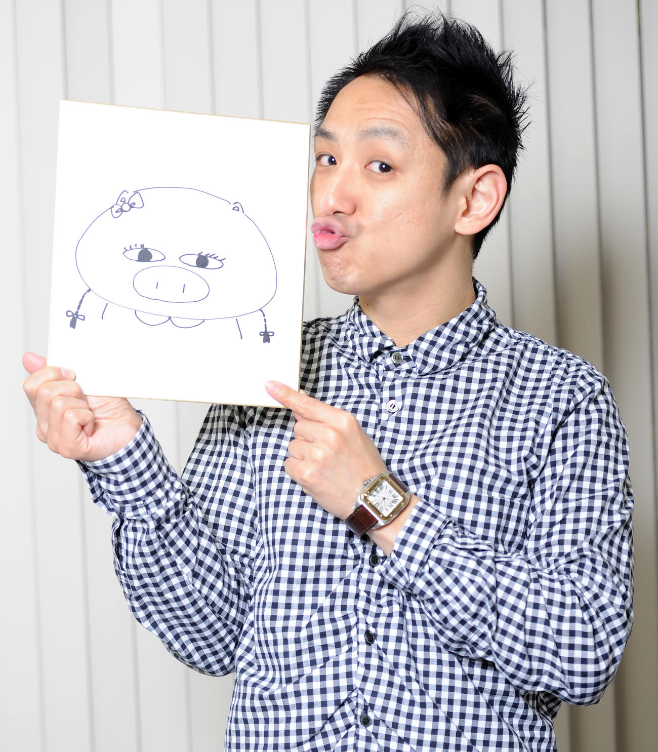 結婚していたことを明かした三遊亭王楽は自ら描いた夫人の似顔絵にキス？（13年12月撮影）