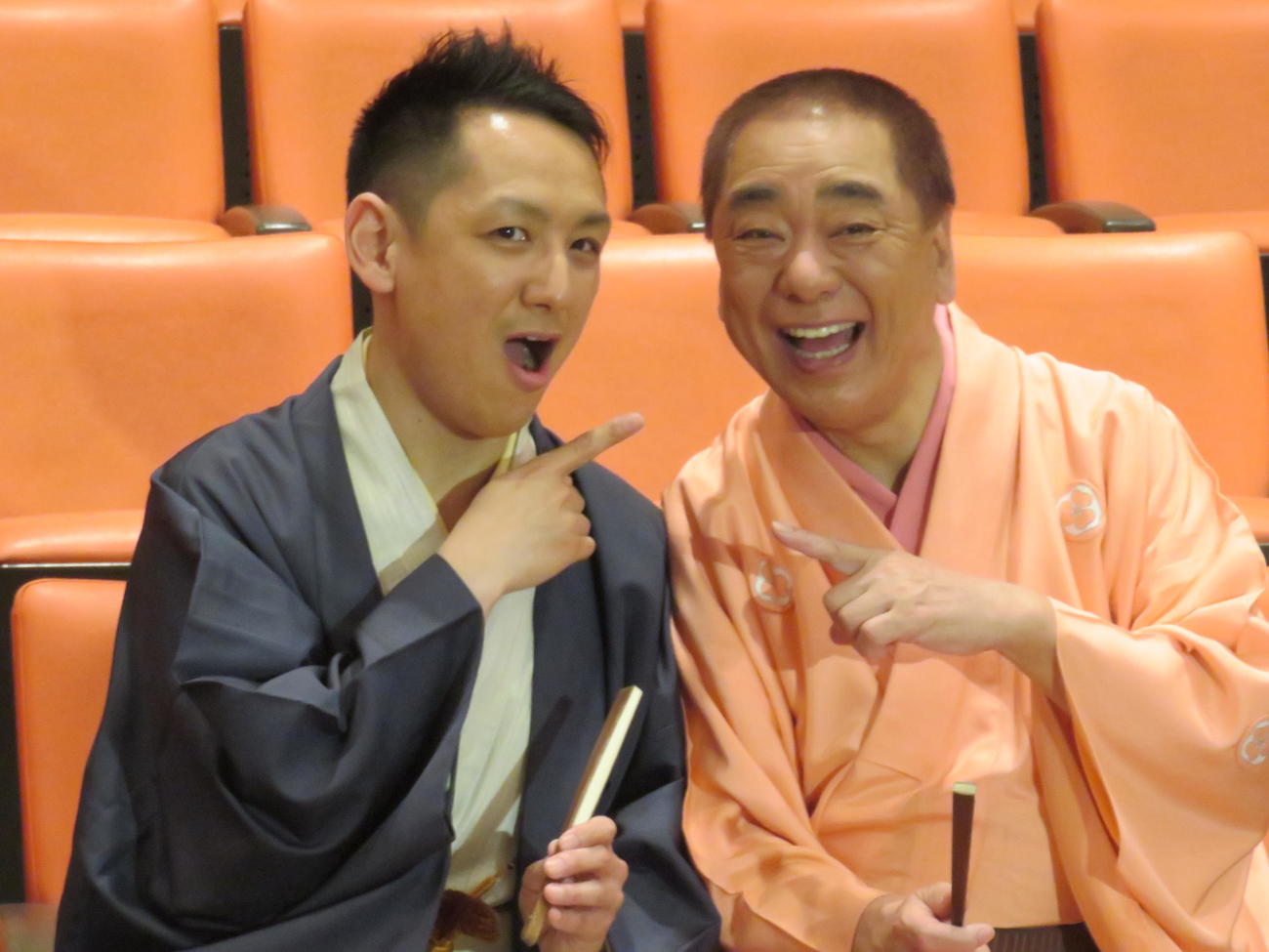 芸歴50周年の「好楽ちゃんまつり」を開催する三遊亭好楽（右）と15周年記念の「五番勝負」を行う三遊亭王楽（16年5月撮影）