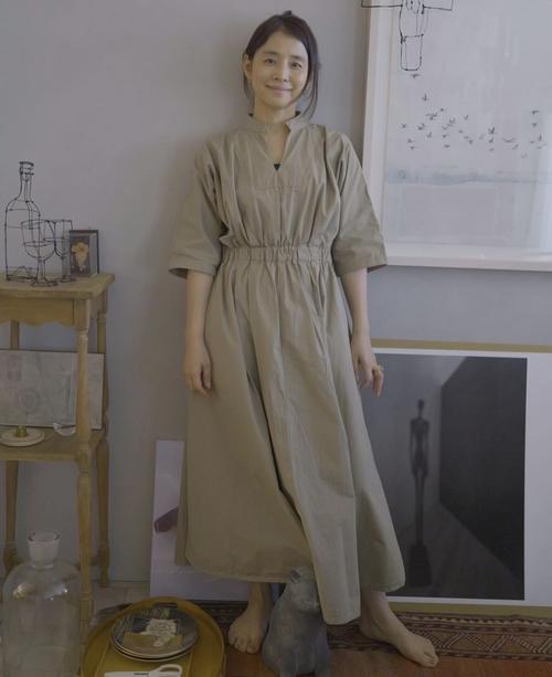 石田ゆり子、愛犬見つめ笑顔のオフショットに「雪ちゃんとお話ししてる