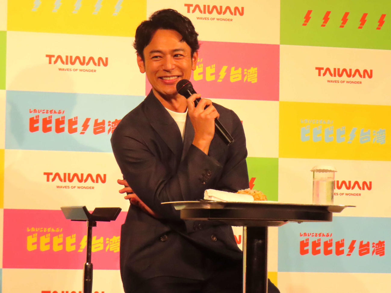 台湾の朝ご飯「シラスのチャーハン」を前に笑顔の妻夫木聡