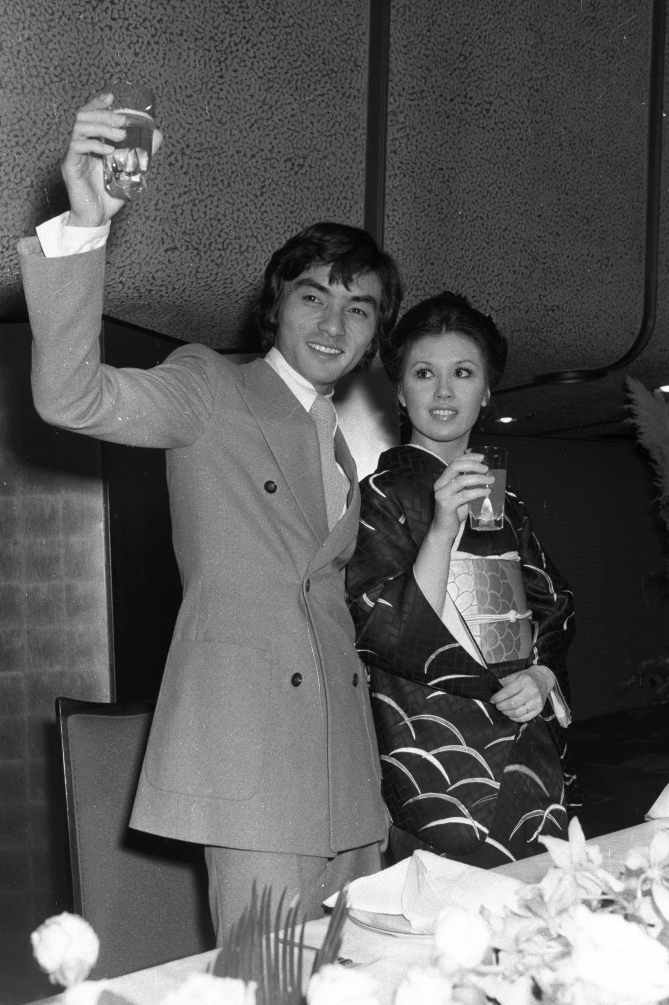 1972年5月、結婚披露宴を行った西郷輝彦さんと辺見マリ