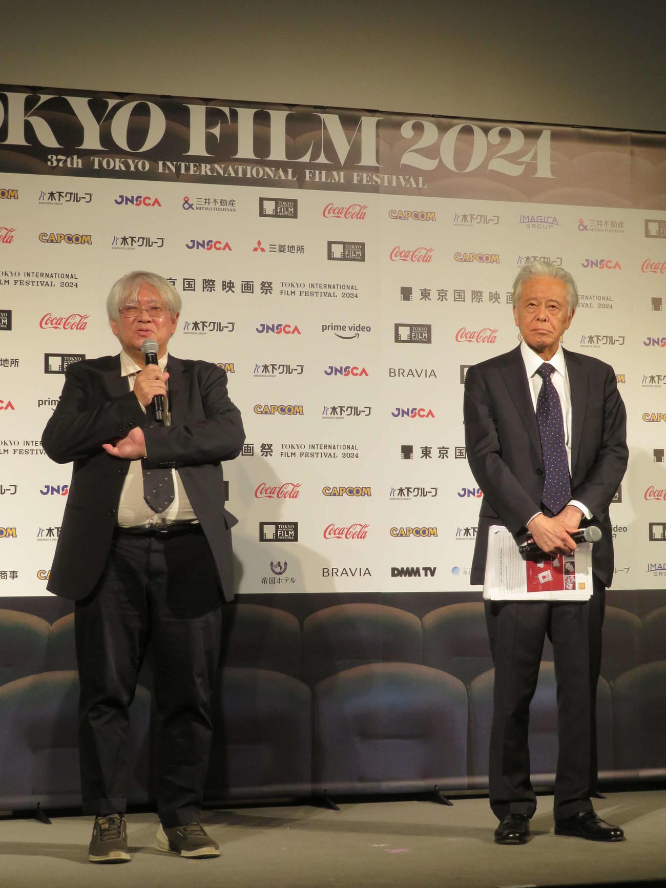 第37回東京国際映画祭ラインナップ発表記者会見に登壇した市山尚三プログラミング・ディレクター（左）と安藤裕康チェアマン（撮影・村上幸将）
