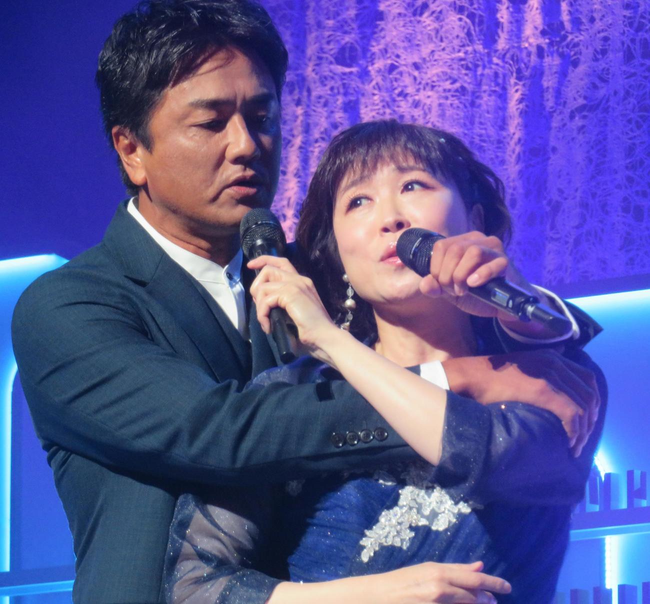 コンサートで原田龍二とのデュエット曲を初披露した水森かおり