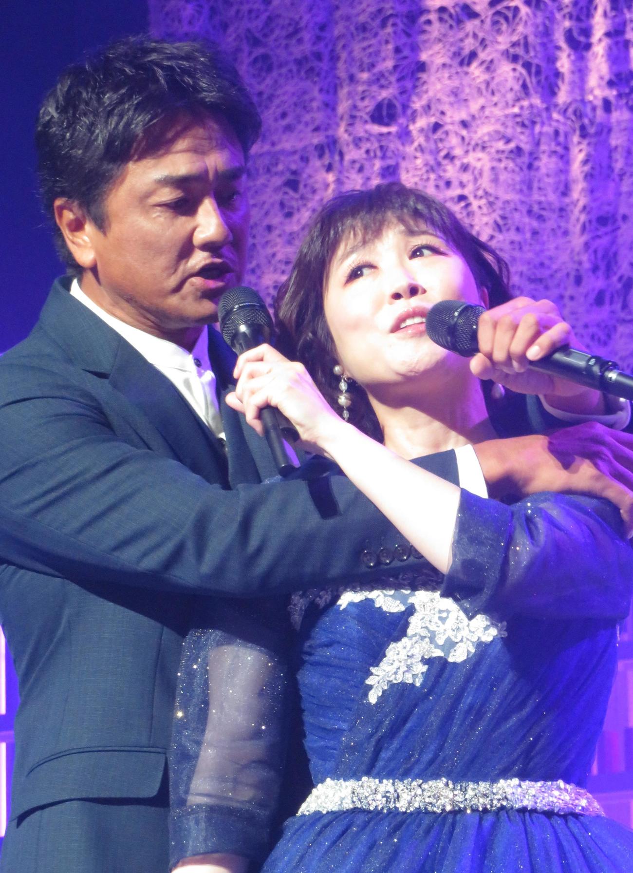 コンサートで原田龍二とのデュエット曲を初披露した水森かおり