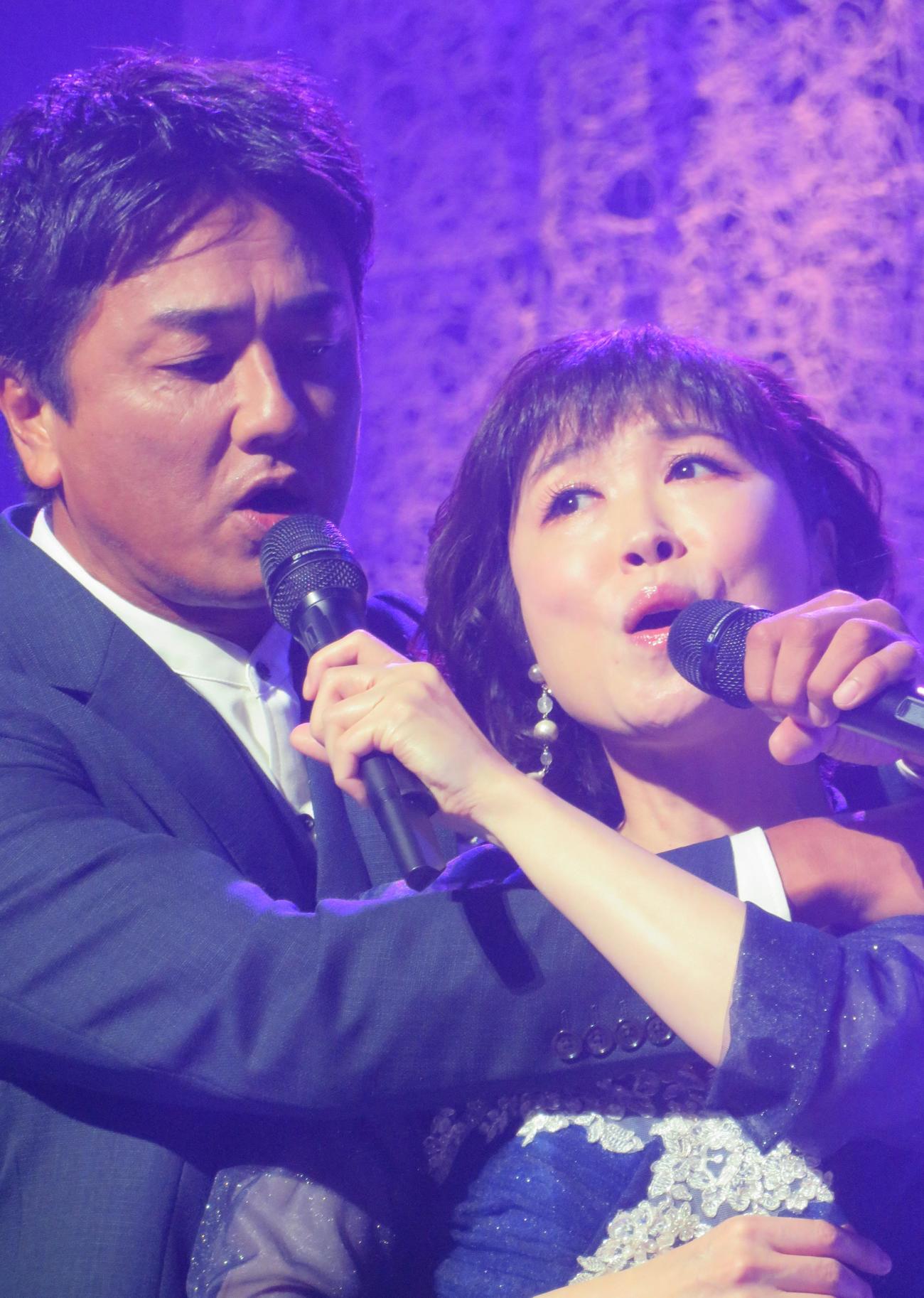 コンサートで原田龍二とのデュエット曲を初披露した水森かおり