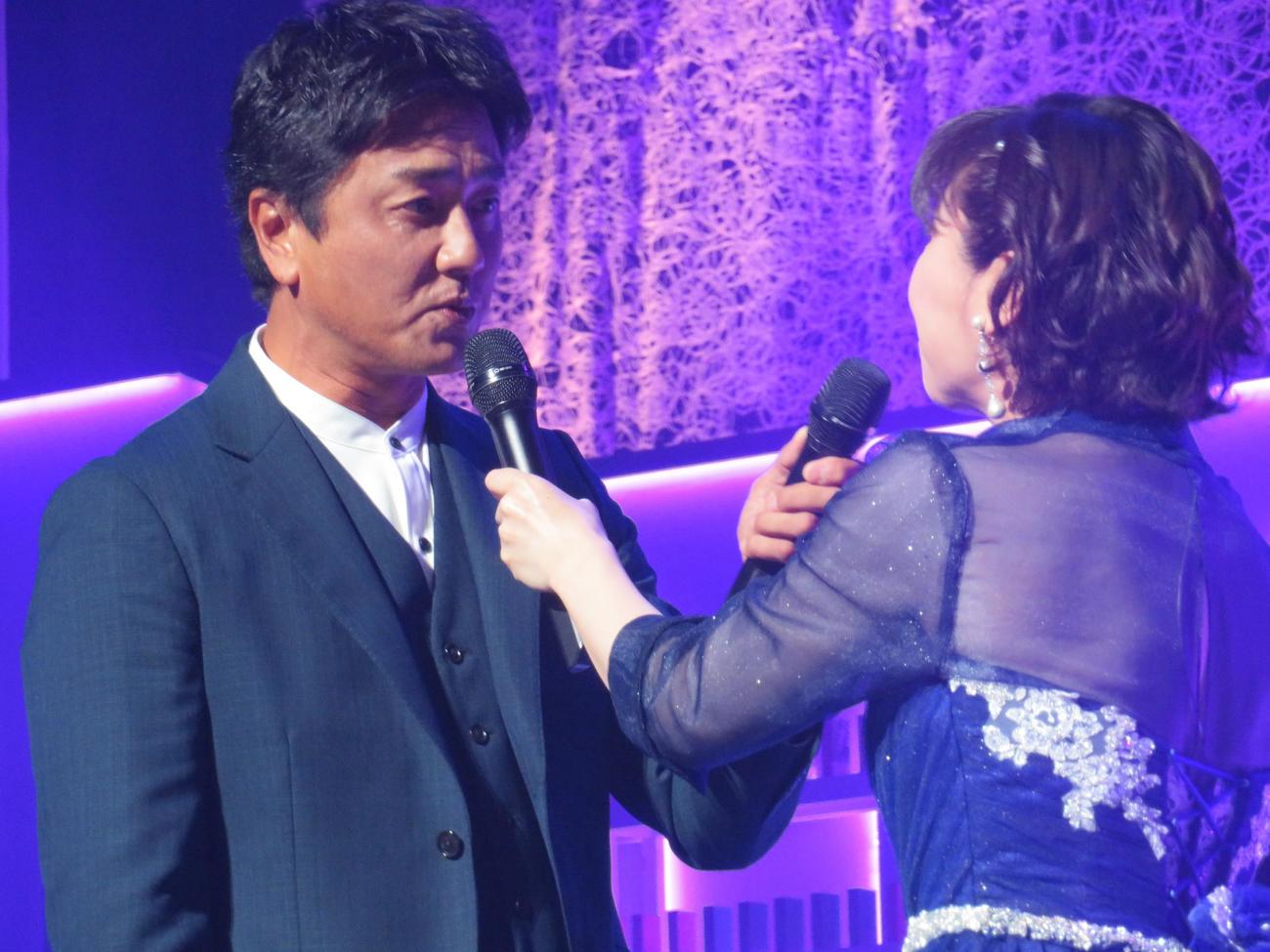 コンサートで原田龍二とのデュエット曲を初披露した水森かおり