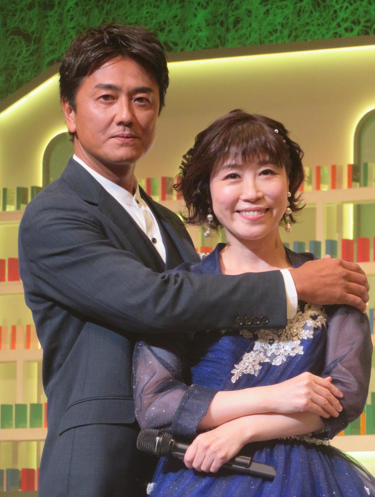 コンサートで原田龍二とのデュエット曲を初披露した水森かおり