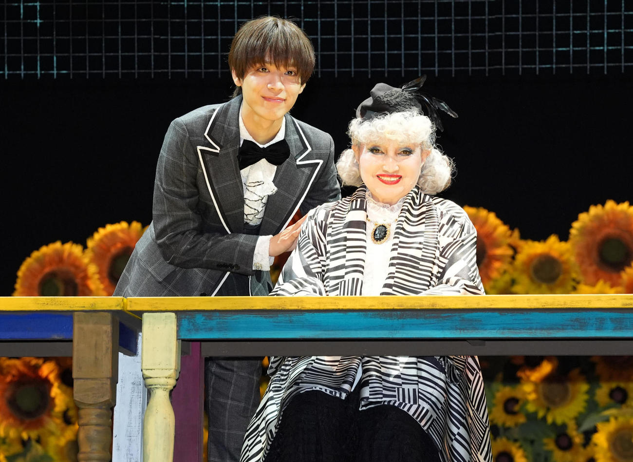 「ハロルドとモード」ゲネプロ取材会　フォトセッションで笑顔の松島聡（左）と黒柳徹子（撮影・鈴木みどり）
