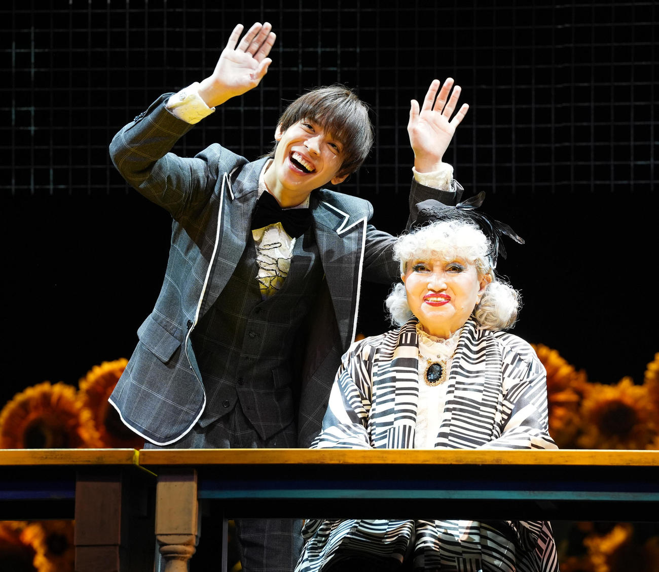 「ハロルドとモード」ゲネプロ取材会　フォトセッションで笑顔の松島聡（左）と黒柳徹子（撮影・鈴木みどり）