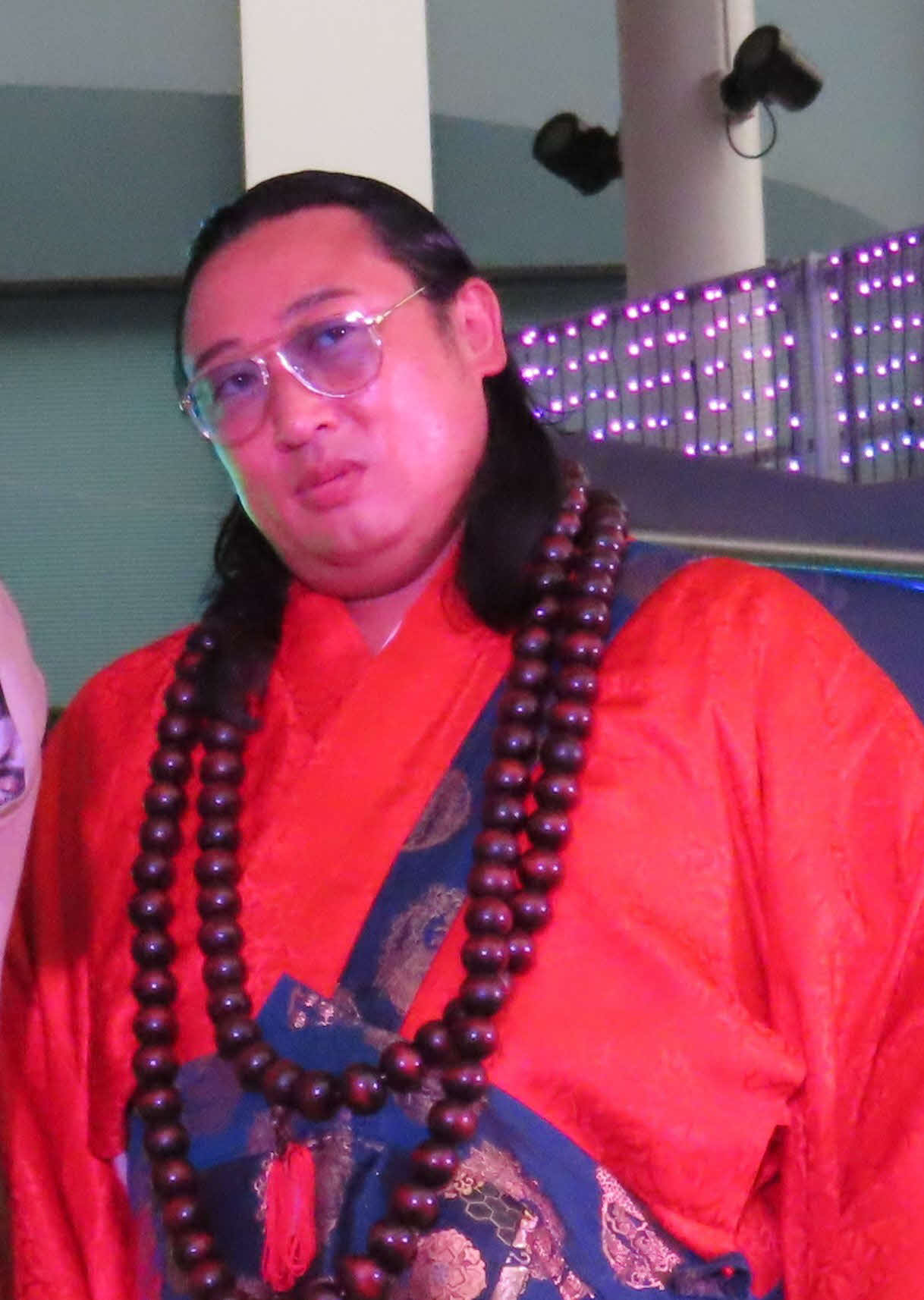 遊助35枚目シングル「十五夜」リリースイベントに登場したロバート秋山竜次