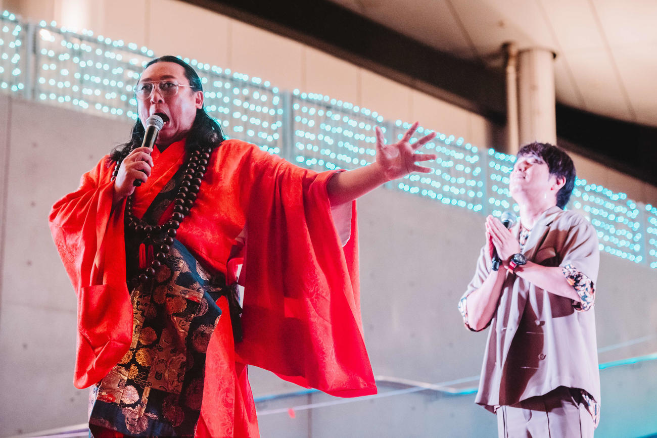 遊助35枚目シングル「十五夜」リリースイベントで「雰囲気ことわざ」を披露するロバート秋山。右は遊助（Yuto Fukuda撮影）
