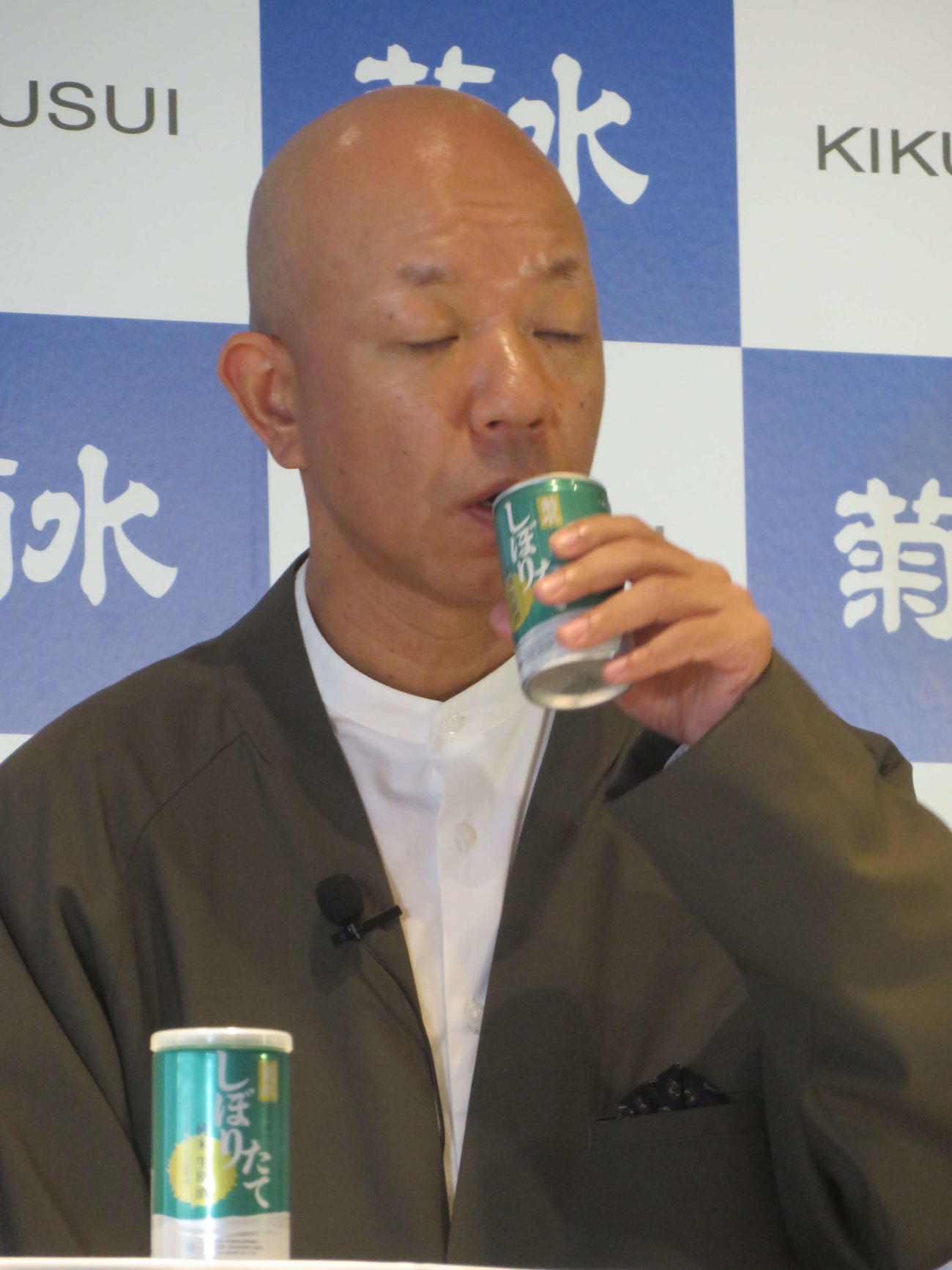 「菊水しぼりたて純米生原酒」を味わう小峠英二