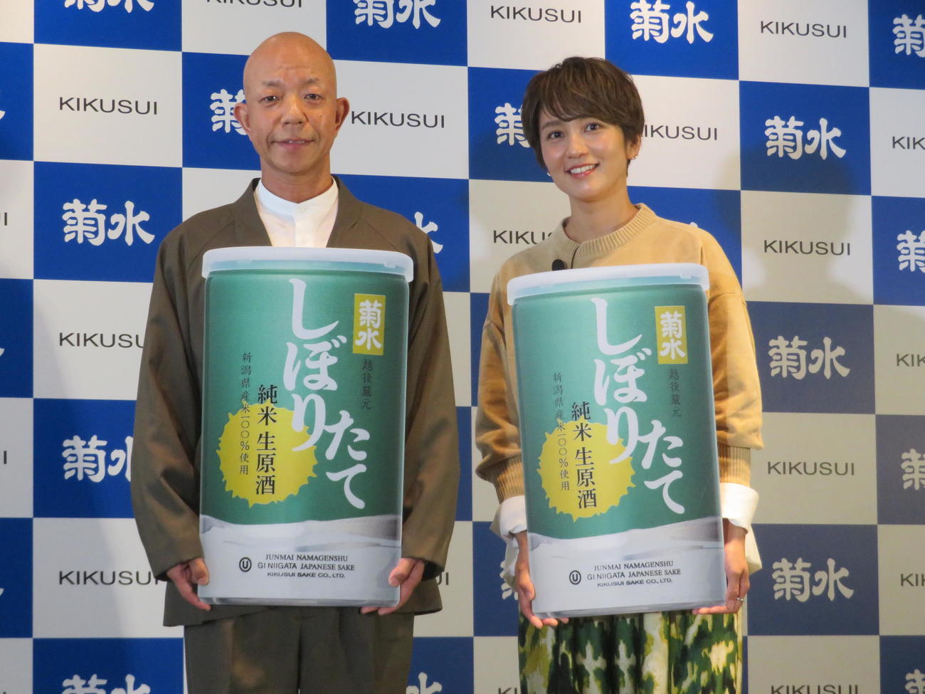 菊水酒造「菊水　しぼりたて純米生原酒」発売記念イベントに出席したバイきんぐ小峠英二（左）と和田明日香